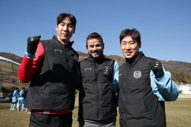 2년 연속 대구FC의 주장으로 임명된 세징야(가운데)와 부주장인 오승훈(맨 왼쪽), 이근호. 대구FC 제공