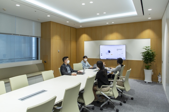 삼성전자 직원들이 지난해 10월 서울 서초구 거점 오피스에서 직원들이 회의를 하고 있다. 삼성전자 제공