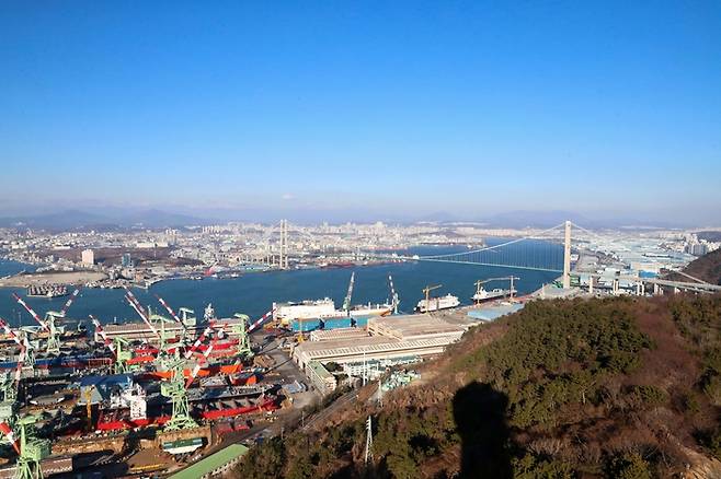 울산은 울산만을 사이에 두고 조선, 자동차, 석유화학업체들이 밀집해 있는 우리나라 최대 산업단지다. <자료=울산시>