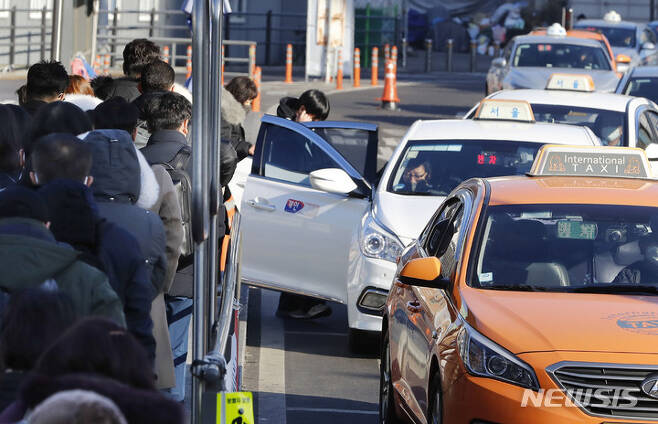 [서울=뉴시스] 최동준 기자 = 1월30일 시민들이 서울역 택시 승강장에서 택시를 이용하고 있다. 2023.01.30. photocdj@newsis.com