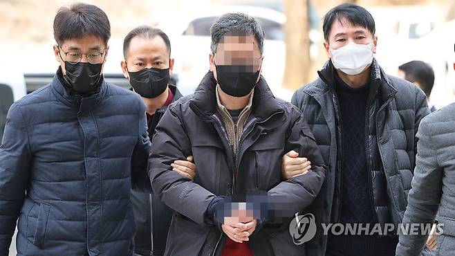 '창원 간첩단 사건' 연루자 영장실질심사 출석 (서울=연합뉴스) 김도훈 기자 = 동남아 국가에서 북측 인사들과 접촉해 지령을 받고 활동한 혐의를 받는 경남진보연합 관계자가 31일 오후 영장실질심사를 받기 위해 서울 서초구 서울중앙지법에 출석하고 있다. 2023.1.31 superdoo82@yna.co.kr