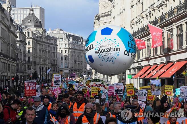 영국 파업 노조 행진 (런던 로이터=연합뉴스) 1일(현지시간) 파업에 참여한 교사, 공무원, 기관사 등이 런던에서 행진을 하고 있다. 2023.2.1 photo@yna.co.kr