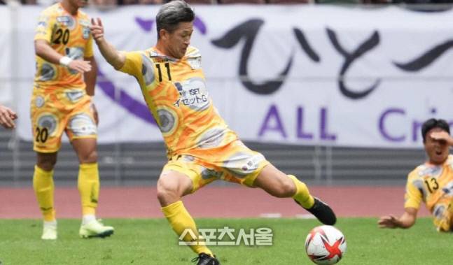 50대 중반에도 현역에서 뛰고 있는 1990년대 일본의 축구스타 미우라 가즈요시. BBC