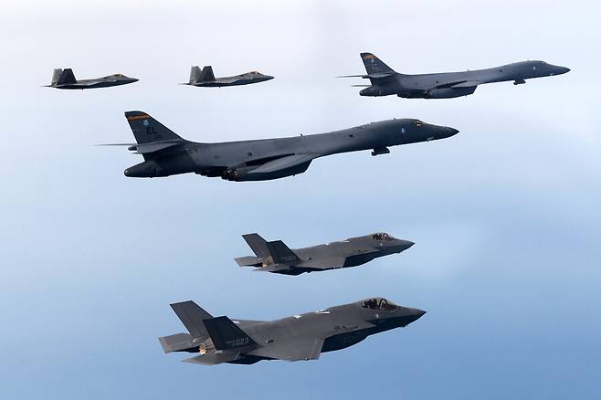 한·미 공군이 지난 1일 서해 상공에서 한국 F-35A 전투기(아래 2대)와 미국 B-1B 전략폭격기(가운데 큰 비행기 2대), F-22·F-35B 전투기 등이 참여한 가운데 연합공중훈련을 하고 있다. 국방부 제공