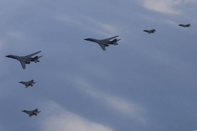 한·미 공군이 지난 1일 서해 상공에서 한국 F-35A 전투기와 미국 B-1B 전략폭격기(가운데 큰 비행기 2대), F-22·F-35B 전투기 등이 참여한 가운데 연합공중훈련을 하고 있다. 국방부 제공