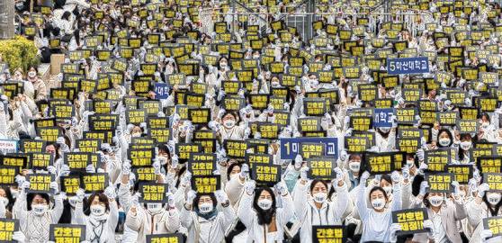 21일 오후 서울 여의도 국회 앞에서 대한간호협회와 간호법 제정 추진 범국민운동본부가 주최한 '간호법 제정' 총궐기 대회에 참가한 전국의 간호사와 간호대학 학생들이 구호를 외치고 있다. 연합뉴스