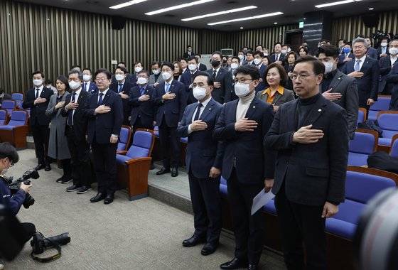 더불어민주당 의원총회 (서울=연합뉴스) 이정훈 기자 = 더불어민주당 이재명 대표와 박홍근 원내대표 등이 2일 오후 국회에서 열린 의원총회에서 국기에 경례하고 있다. 2023.2.2 uwg806@yna.co.kr (끝) 〈저작권자(c) 연합뉴스, 무단 전재-재배포 금지〉