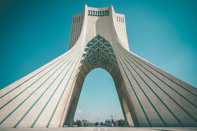 이란 아자티 타워. 아자디는 자유를 뜻한다 unsplash @AlenaVavrdova