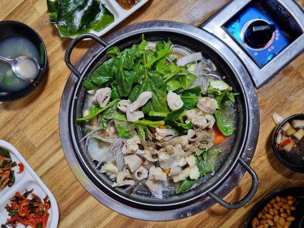 부전시장 터줏대감 ‘경북식당’의 낙곱새(낙지·곱창·새우). 아낌없이 넣은 재료와 자극적이지 않은 국물 맛이 계속 생각난다.