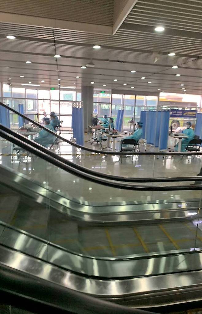 중국 베이징 서우두공항에서 방역 요원들이 한국발 입국자에 대한 핵산검사를 하기 위해 준비하고 있다. 교민 제공