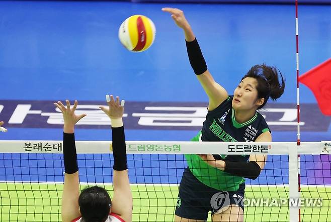 정지윤 '강하게' (수원=연합뉴스) 홍기원 기자 = 2일 경기도 수원실내체육관에서 열린 프로배구 V리그 여자부 현대건설 힐스테이트와 GS칼텍스 Kixx의 경기. 현대건설 정지윤이 공격하고 있다. 2023.2.2 xanadu@yna.co.kr