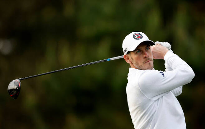 개러스 베일이 3일 열린 PGA 투어 AT&T 페블비치 프로암 1라운드에서 티 샷을 하고 있다.(사진=AFPBBNews)
