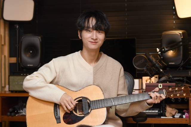 기타리스트 정성하가 서울 성북구 자택에 꾸민 홈스튜디오에서 포즈를 취했다. 그의 앨범 녹음과 유튜브 촬영이 모두 이 곳에서 이뤄진다. 최현규 기자