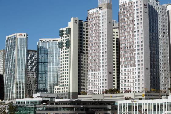 고금리 영향으로 부동산 시장이 침체에 빠지면서 오피스텔 매매 거래건수가 크게 줄었으나 전용면적 20㎡이하 매물의 매매가격 변동률은 상승했다. 대형에 비해 초소형 오피스텔의 투자 수익이 보다 높은 것이 그 원인으로 지목된다./사진=뉴시스