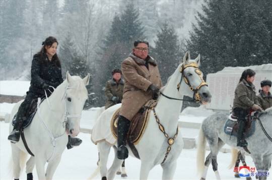 지난 2019년 12월 4일 조선중앙통신은 김정은 북한 국무위원장이 군 간부들과 함께 군마를 타고 백두산을 올랐다고 보도했다. 왼쪽은 김 위원장의 부인 리설주 여사. 연합뉴스