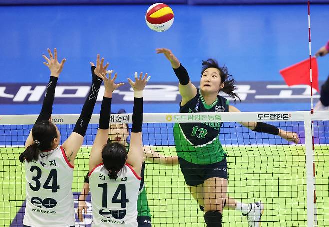 2일 경기도 수원실내체육관에서 열린 프로배구 V리그 여자부 현대건설 힐스테이트와 GS칼텍스 Kixx의 경기. 현대건설 정지윤(오른쪽)이 1세트 승부처에서 절묘한 밀어넣기를 시도하고 있다. 연합뉴스