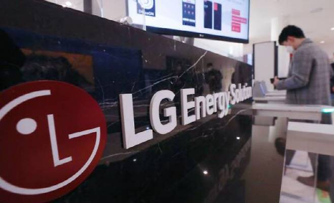 직원들이 서울 영등포구 여의도 LG에너지솔루션 본사 로비를 지나가고 있다. (사진=뉴스1)
