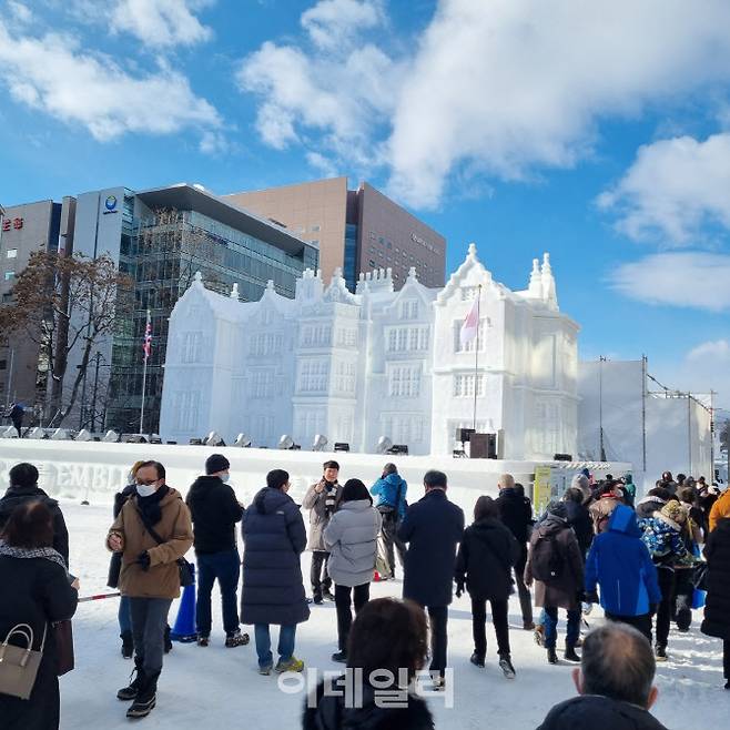 코로나19로 중지됐던 삿포로(札晃) 눈축제가 3년 만에 재개한 가운데 4일 관람객들이 눈축제에서 전시된 작품들을 보고 있다. (사진=박진환 기자)