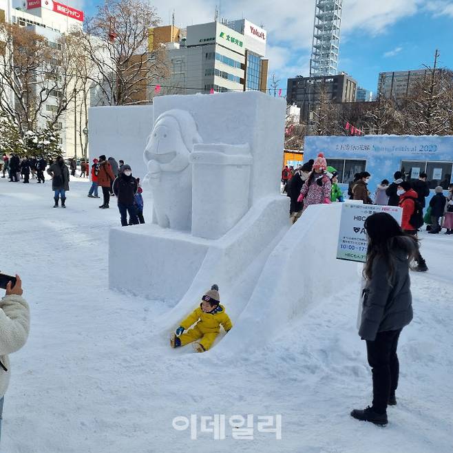 코로나19로 중지됐던 삿포로(札晃) 눈축제가 3년 만에 재개한 가운데 4일 관람객들이 눈축제에서 전시된 작품들을 보고 있다. (사진=박진환 기자)
