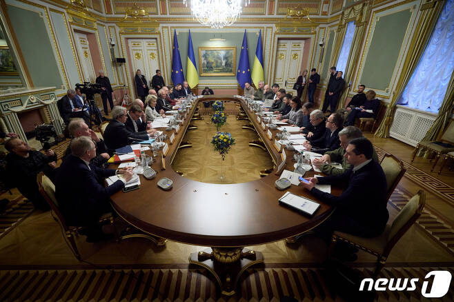 3일(현지시간) 우크라이나 수도 키이우에서 열린 유럽연합(EU·왼쪽)와 우크라이나(오른쪽) 정상회담 현장 2023.2.3 ⓒ 로이터=뉴스1 ⓒ News1 정윤미 기자