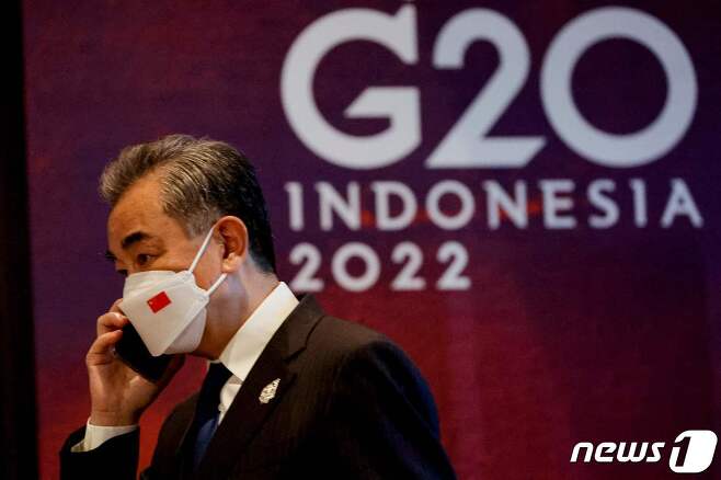 왕이 중국 외교부장이 16일(현지시간) 인도네시아 발리 누사두아에서 열린 G20 정상회의에 참석하며 통화를 하고 있다. ⓒ AFP=뉴스1 ⓒ News1 우동명 기자
