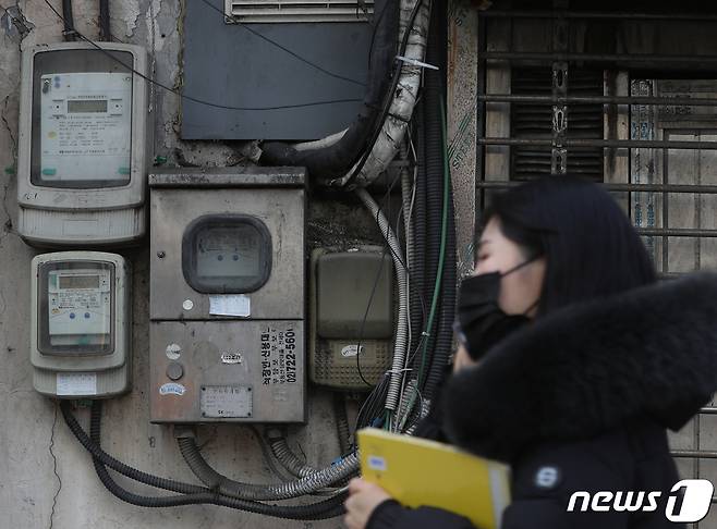 1월 소비자물가가 공공요금 인상 영향을 받아 5.2% 오르며 6개월 연속 5%대 상승률을 유지했다. 서울 시내에 설치된 전기 계량기의 모습. 2023.2.2/뉴스1 ⓒ News1 신웅수 기자