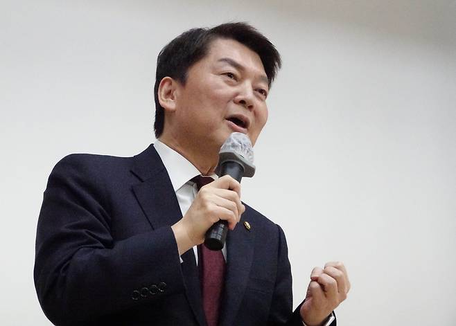 국민의힘 당권주자인 안철수 의원이 4일 경기도 고양시 일산 서구청 대강당에서 열린 고양정 신년하례 및 당협 당원교육에서 인사말을 하고 있다. /연합뉴스
