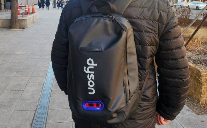 다이슨 백팩의 모습. 이 가방은 공기 측정 센서오 GPS가 탑재돼 이동 동선의 공기질을 실시간으로 측정할 수 있다. /연선옥 기자