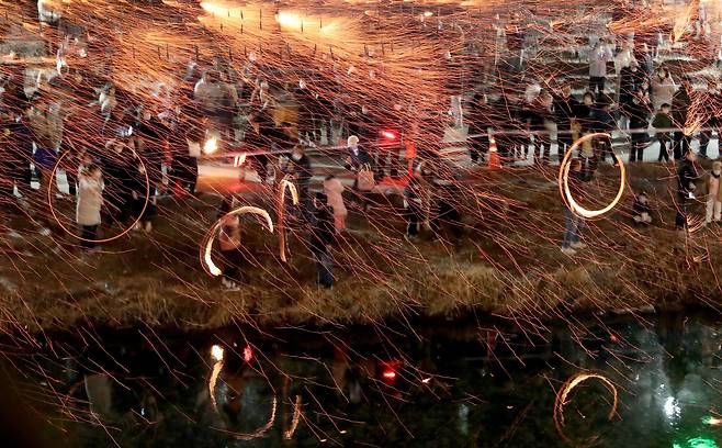 정월대보름을 하루 앞둔 4일 서울 노원구 당현천에서 주민들이 줄불놀이와 함께 쥐불 놀이를 즐기고 있다. /뉴스1