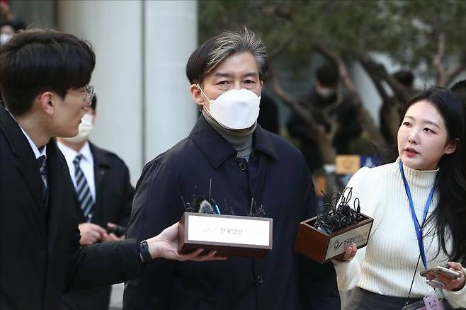 조국 전 법무부 장관이 3일 오후 서울 서초구 서울중앙지방법원에서 열린 입시비리 및 감찰무마 혐의 관련 1심 선고 공판에서 징역 2년에 추징금 600만원을 선고 받은 뒤 법정 구속을 면한 채 법원 청사를 나오고 있다. ⓒ데일리안 홍금표 기자