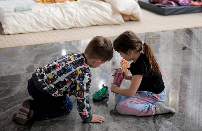 26일(현지시간) 루마니아 시레트의 한 호텔에 마련된 난민 쉼터에서 우크라이나 난민 어린이들이 인형 놀이를 하고 있다. 북쪽으로 우크라이나와 약 600㎞에 이르는 국경을 접하고 있는 루마니아에 우크라이나 피난민이 급증하고 있다. 2022.02.27. ⓒ뉴시스