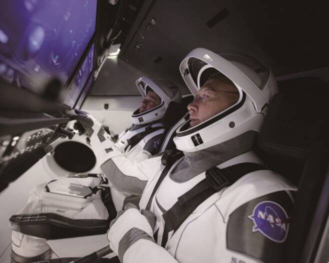 스페이스X ‘크루 드래곤’에 탑승한 NASA 우주비행사들. 그들의 헬멧은 3D 프린터로 제작됐다. 과학동아