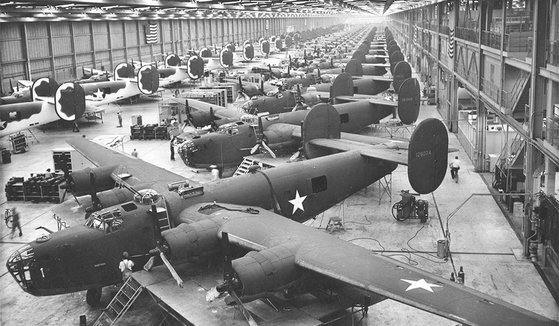 제 2차 세계대전 당시 B-24 폭격기를 생산하던 미국 텍사스 공장. [미 공군]