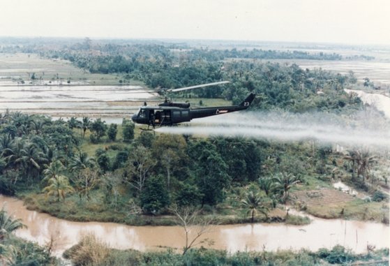 베트남전에서 미군이 고엽제를 살포하는 모습. [미국 국립문서보관소]