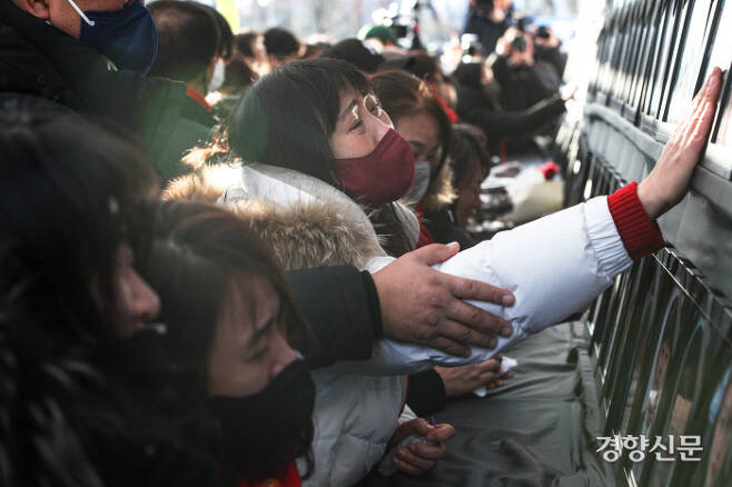 이태원 참사 발생 100일을 하루 앞둔 4일 서울광장에 설치된 분향소에서 유가족들이 영정사진을 어루만지며 슬퍼하고 있다. 성동훈 기자