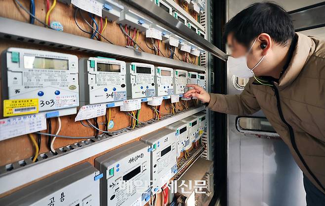 지난해 12월 29일 서울의 한 오피스텔 건물에서 관계자가 전기계량기를 실펴보고있다. 정부가 내년 1분기부터 전기료를 10% 가까이 킬로와트시당 13.1원씩 올리기로 했다. 이는 4인 가구 기준으로 월평균 요금이 4000원 넘게 오를 걸로 예상하고있다. [이충우 기자]