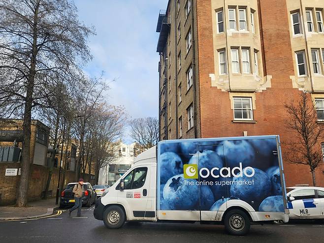 영국 최대 온라인 그로서리 회사인 ‘오카도(Ocado)’의 배송 차량. <사진=홍성용 기자>