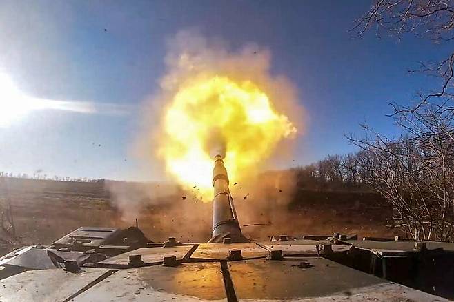 우크라이나 동부전선에서 불뿜는 러시아 T-72탱크, 지난 1월. 러시아 국방부-타스통신=연합
