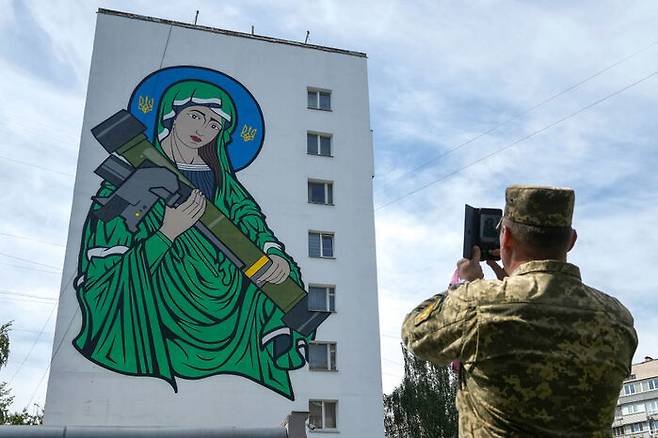 개전 초기 수도 방어에 큰 공을 세운 재블린 대전차미사일을 우크라이나 사람들은 '성(聖, Saint) 재블린'으로 부르며 추앙했다. 키이우에 그려진 벽화. 2022년 5월 게티이미지