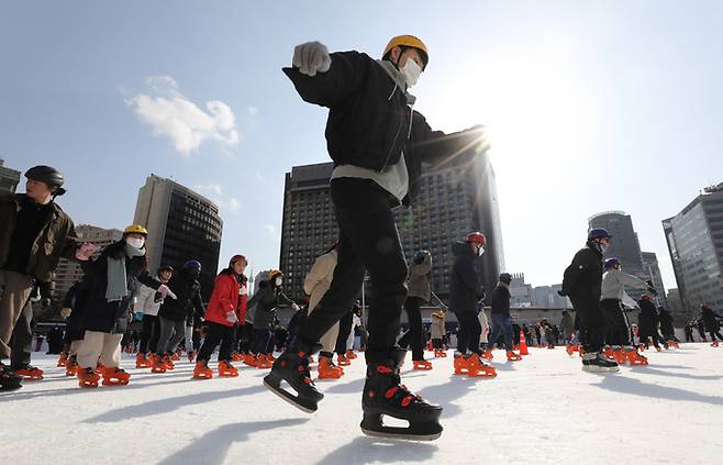 지난 1월 29일 서울 중구 서울광장 스케이트장을 찾은 시민들이 스케이트를 타며 휴일을 즐기고 있는 모습. 뉴시스