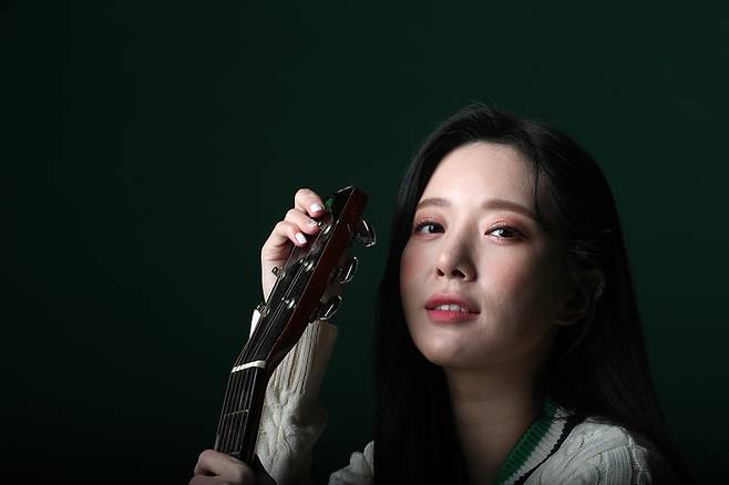 신곡 ‘큰거온다’를 발표한 가수 송민경이 1일 스포츠경향과 인터뷰에 앞서 포즈를 취하고 있다. 정지윤 선임기자