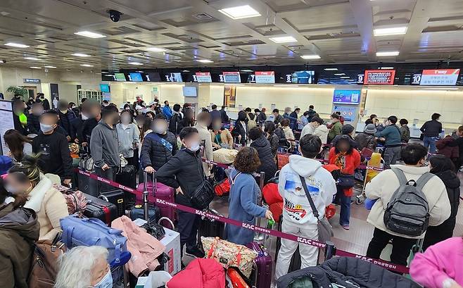 대구국제공항서 탑승 수속 기다리는 줄 [독자제공. 재판매 및 DB금지]