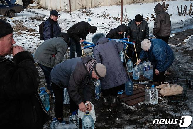 지난 3일(현지시간) 우크라이나 동부 도네츠크주 바흐무트에서 주민들이 새로운 우물가에서 물을 기르고 있다. 2023.2.3 ⓒ AFP=뉴스1 ⓒ News1 정윤미 기자