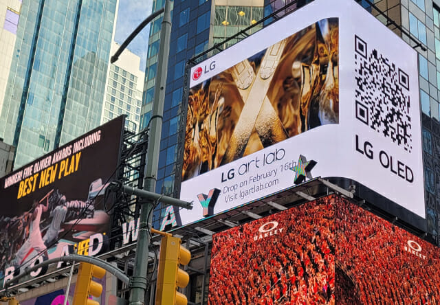 LG전자가 미국 뉴욕 타임스스퀘어의 대형 전광판에서 LG TV에 탑재된 NFT 예술 작품 거래 플랫폼 'LG 아트랩'의 예술 작품을 선보인다.(사진=LG전자)