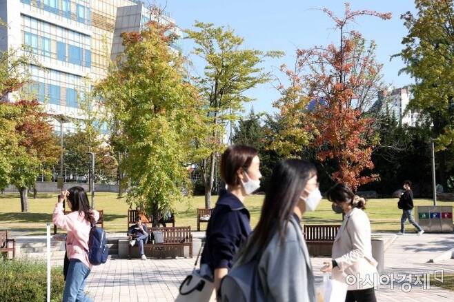 일교차가 큰 가을 날씨가 이어진 12일 서울 서대문구 연세대학교에서 학생들이 캠퍼스를 거닐고 있다. /문호남 기자 munonam@