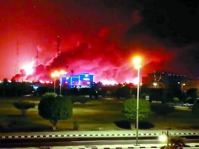 지난 2019년 9월, 사우디 최대 정유시설인 아브카이크(Abqaiq) 정유시설이 예멘 후티반군의 자폭용 드론공격으로 대형 화재에 휩싸인 모습.[이미지출처=연합뉴스]