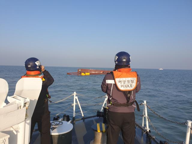 5일 오전 해경이 전남 신안군에서 전복된 어선 실종자를 찾기 위해 수색을 벌이고 있다. 목포해양경찰서 제공