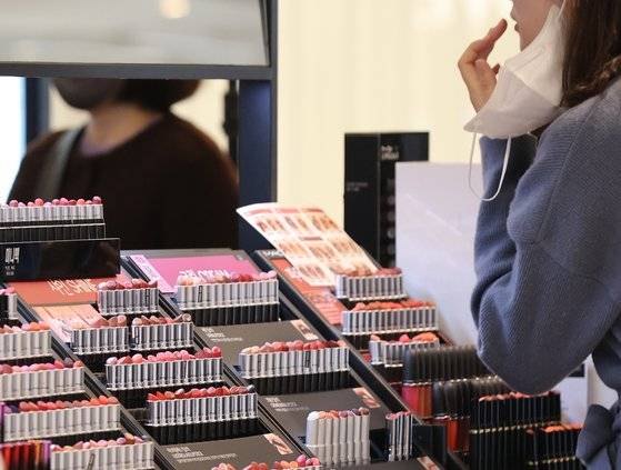 지난달 29일 서울 시내 한 백화점에서 고객이 화장품을 테스트 해보고 있다. 연합뉴스