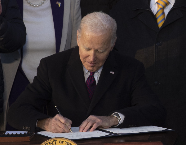 미국 조 바이든 대통령이 지난해 12월 13일 백악관 사우스론에서 동성혼을 인정보호하는 '결혼존중법'에 서명하고 있다. EPA연합뉴스