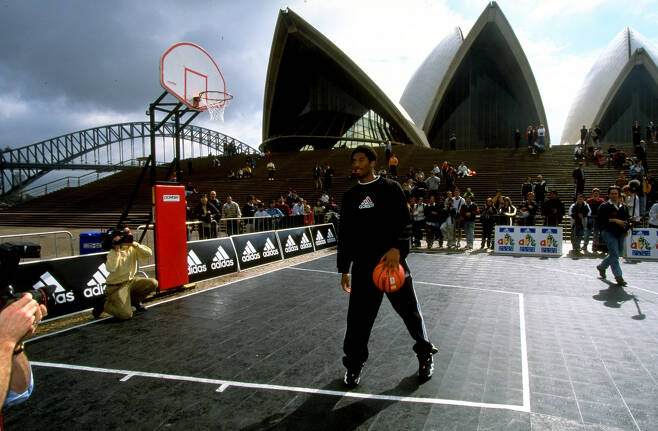 1998년 아디다스 프로모션 투어 중 농구 선수 코비 브라이언트가 시드니 오페라 하우스 앞에서 포즈를 취하고 있다. [게티이미지]